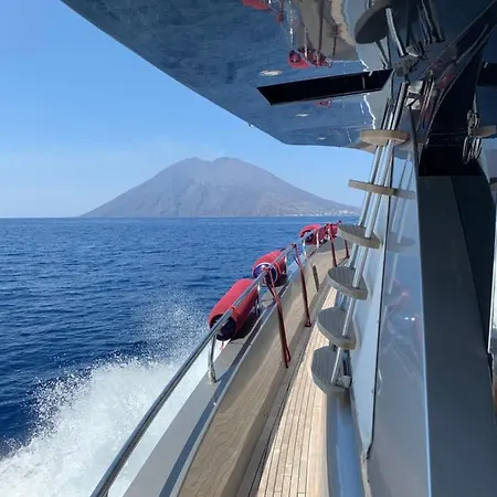 Wake 66 21 Metri Yacht Di Lusso Hotel en barco Tropea