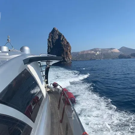 Wake 66 21 Metri Yacht Di Lusso Hotel en barco Tropea
