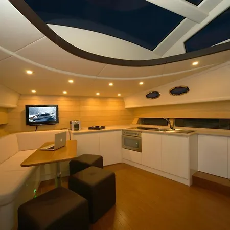 Hotel en barco Wake 66 21 Metri Yacht Di Lusso Tropea
